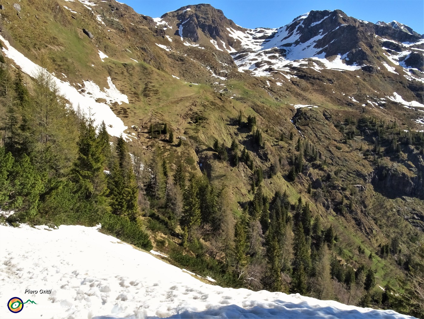 19 Dal sent. 217 vista verso il percorso del sent. 215 per Passo di Mezzeno-Laghi Gemelli.JPG